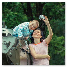 Foto d’epoca con automezzo militare e autiere in uniforme
